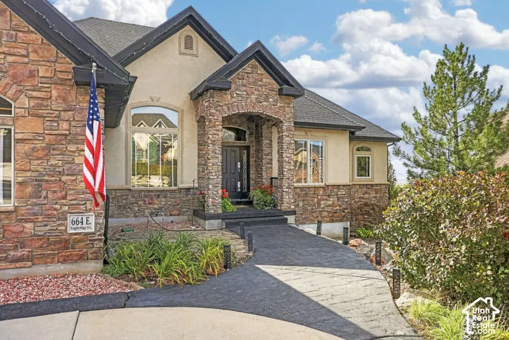 Impressive 6 bedroom perched above the valley with amazing views