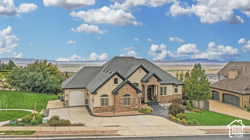 Stunning 6 bedroom home perched above the valley with incredible views