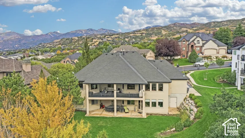 Impressive 6 bedroom perched above the valley with amazing views