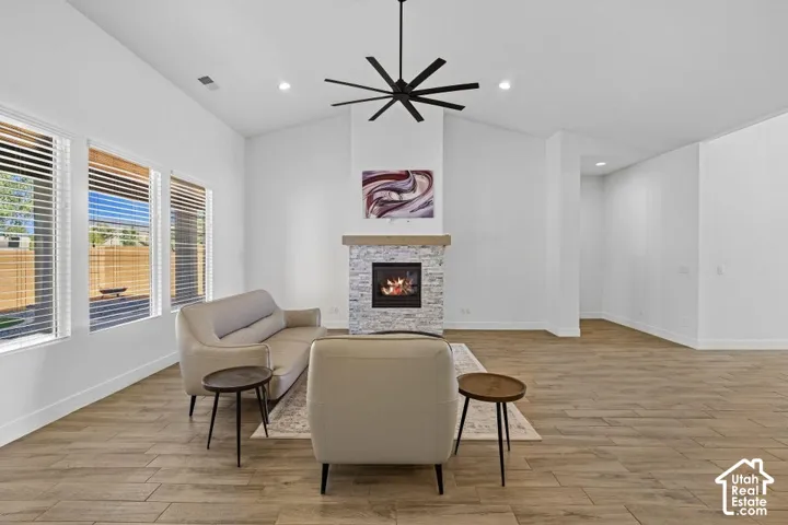 Vaulted ceiling with an integrated ceiling fan and recessed lighting