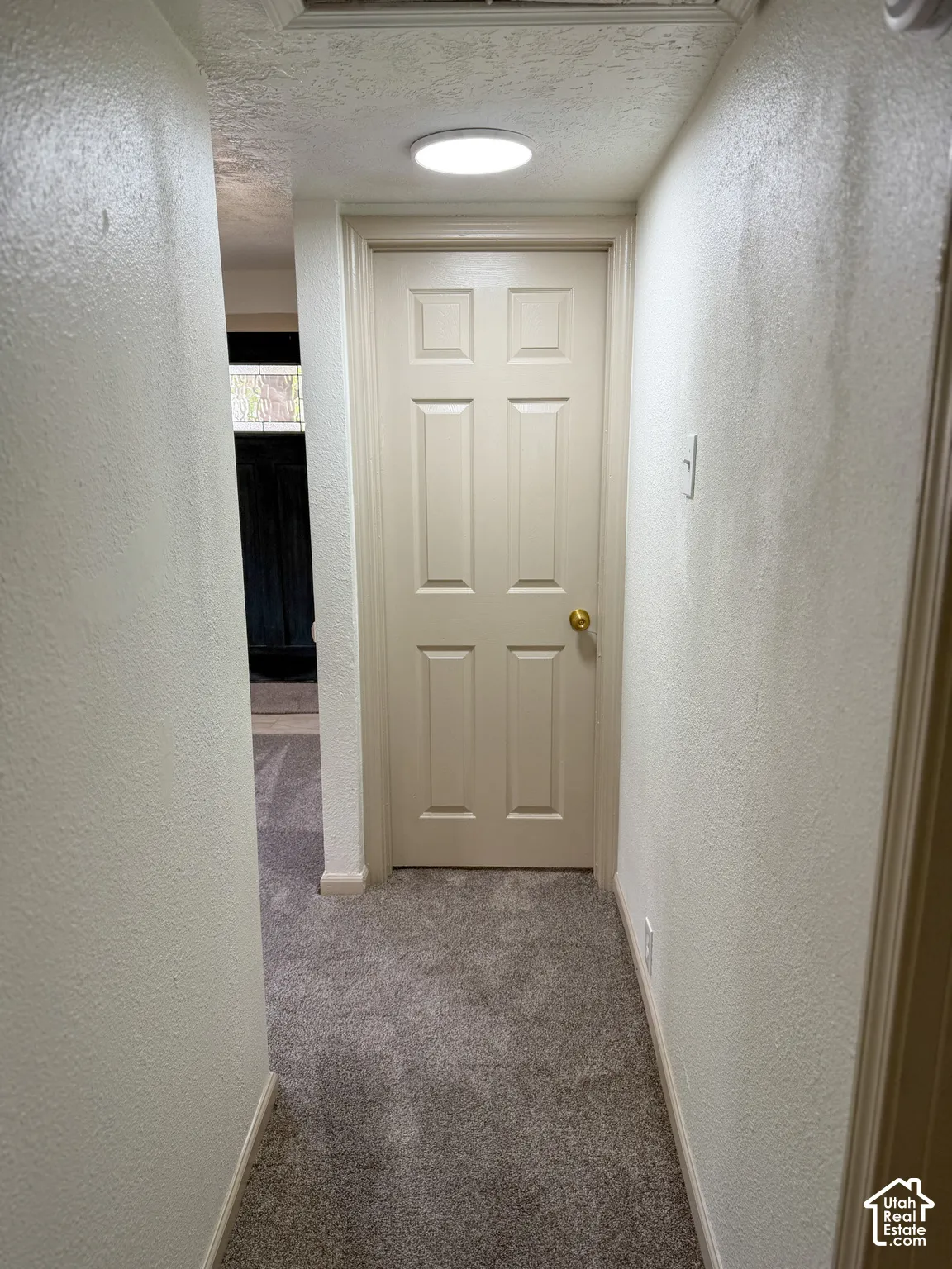 Recessed ceiling light fixture and textured wall finish