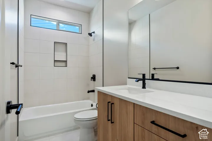 Bathtub with tiled surround and built-in niche