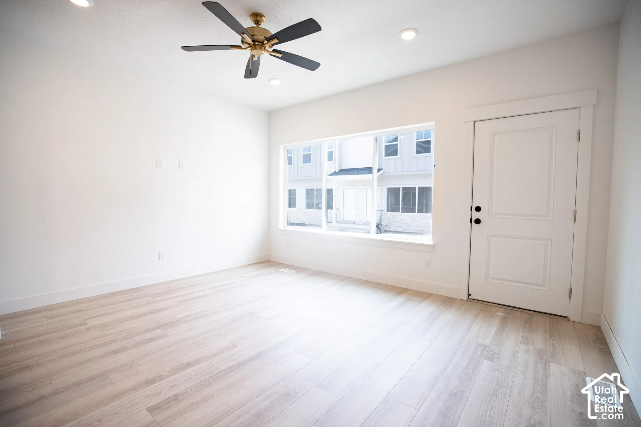 Large family room with 9' ceiling and ceiling fan.