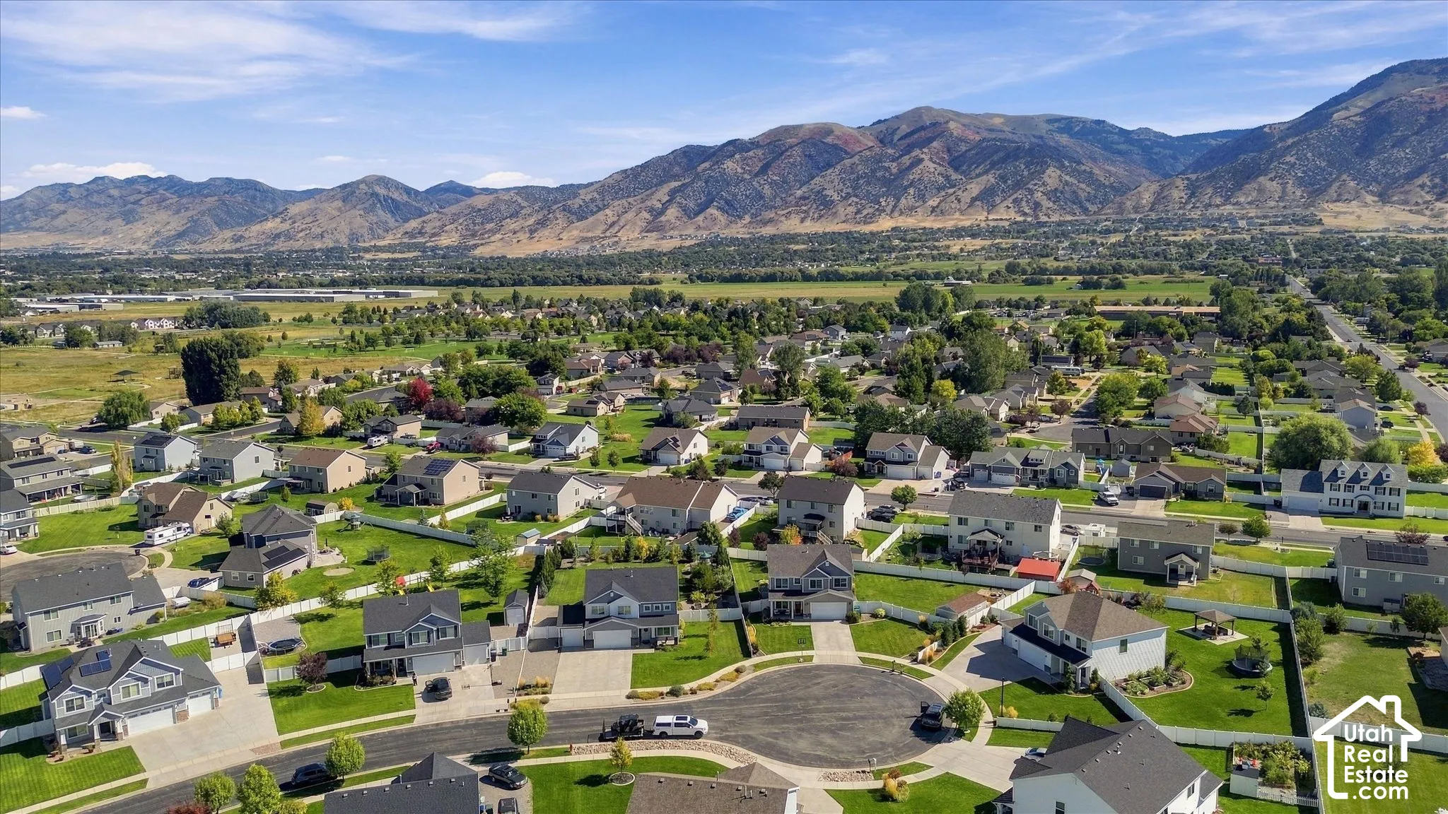 Residential neighborhood featuring mature landscaping, cul-de-sac street design, and mountain backdrop