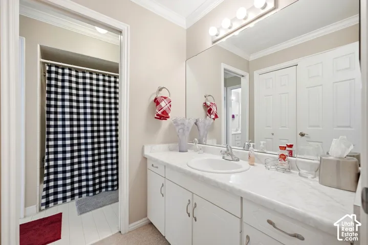 4685 Main floor bathroom