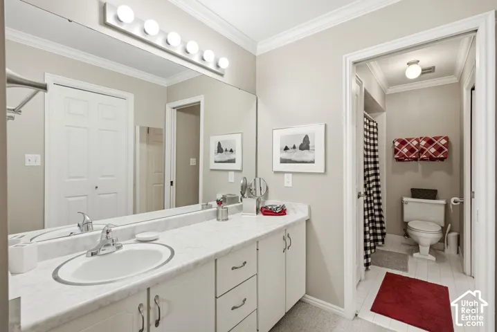 4685 Main floor full bathroom