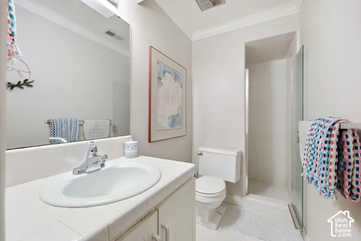 4685 Three-quarter bathroom