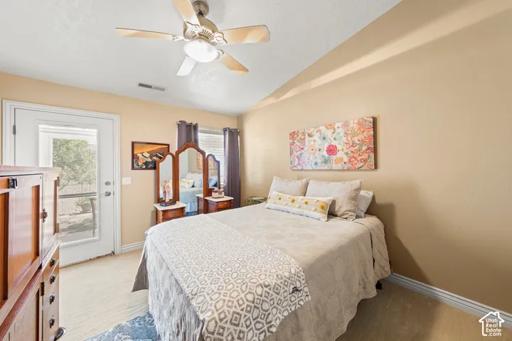 Vaulted ceiling with a ceiling fan light fixture