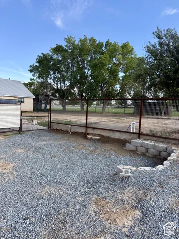 Gravel ground cover with a built-in block wall