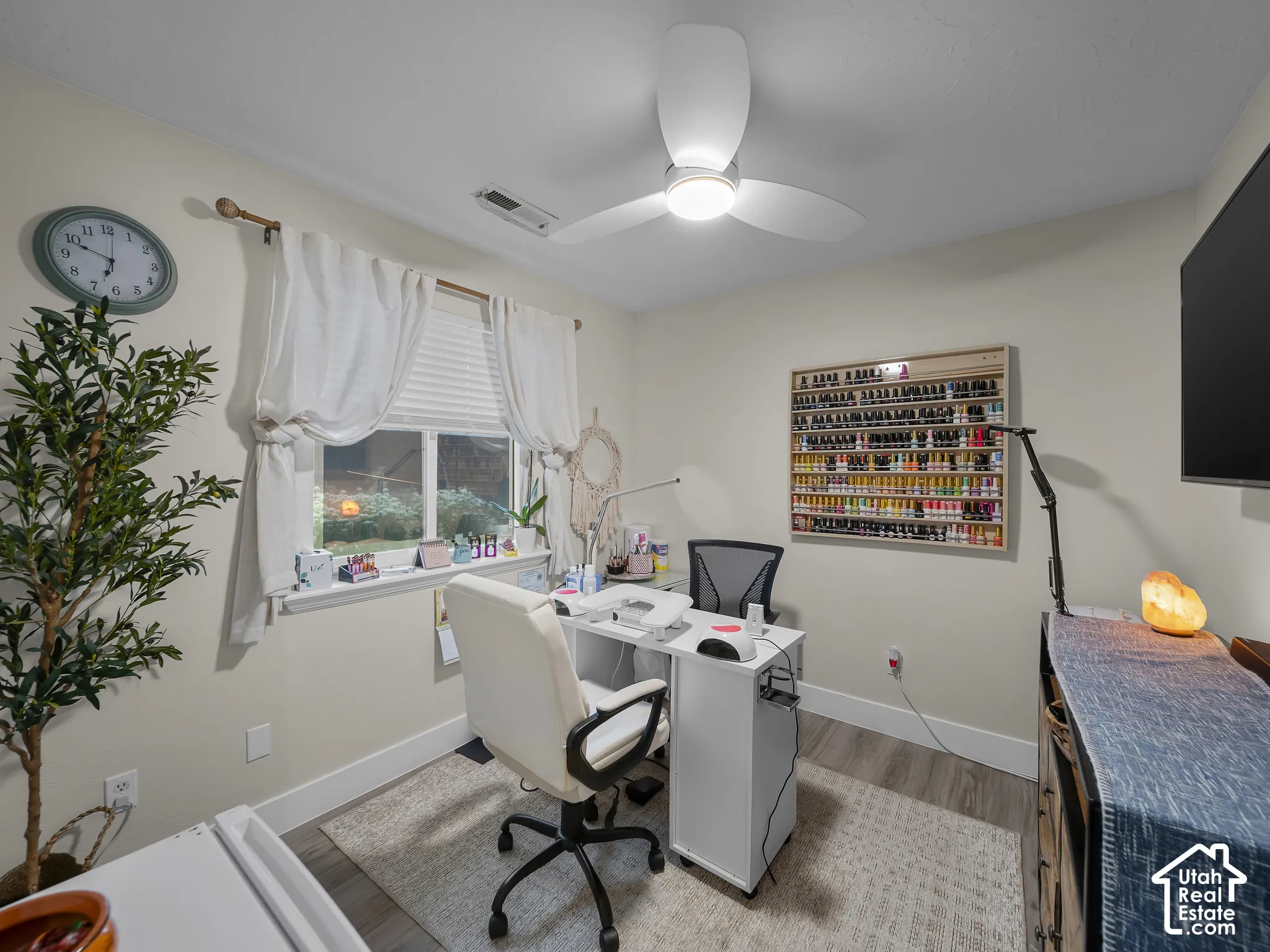Recessed lighting, wood-finish flooring, and a ceiling fan with integrated lighting