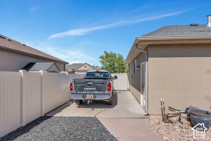 Private side yard with a durable vinyl fence & RV pad with 220 power hookup for RV
