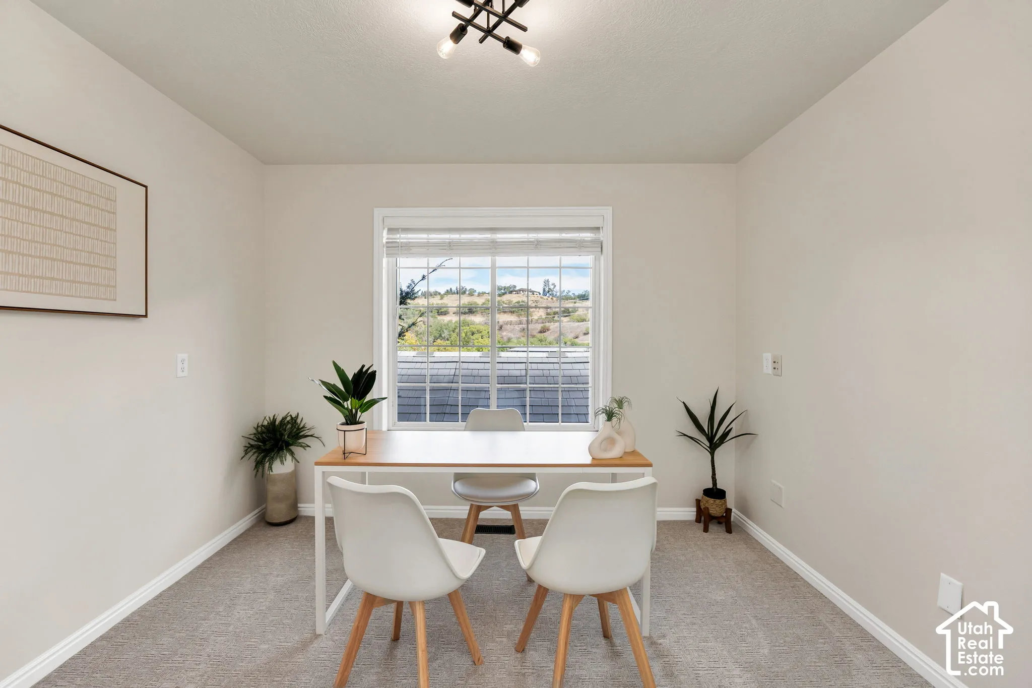 Recessed window with horizontal blinds