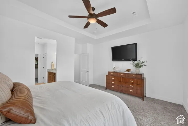 Tray ceiling with a ceiling fan