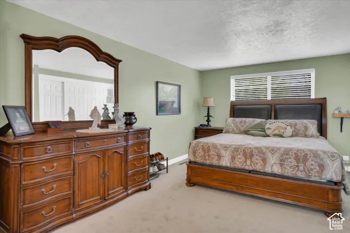 Window with horizontal blinds and painted walls
