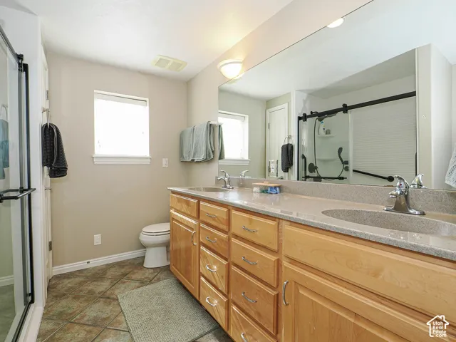 Double vanity with undermount sinks and light-toned countertops