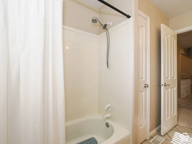 Bathtub and shower combination with a handheld shower fixture
