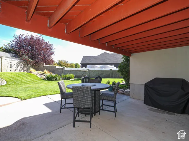 Covered patio with concrete flooring