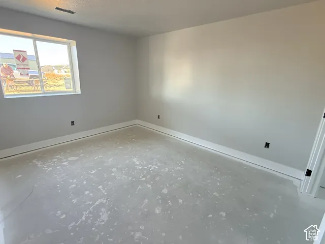 Neutral wall finishes featuring a single-pane sliding window and wide casing