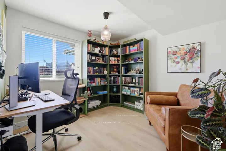 Office or 5th bedroom