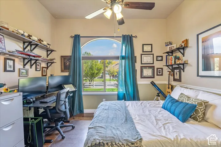Vaulted ceiling with a ceiling fan