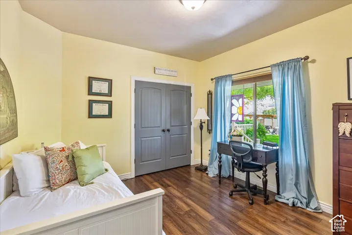 Recessed ceiling light fixture, wood-finish flooring, double-door closet, large window with outdoor visibility, and white trim