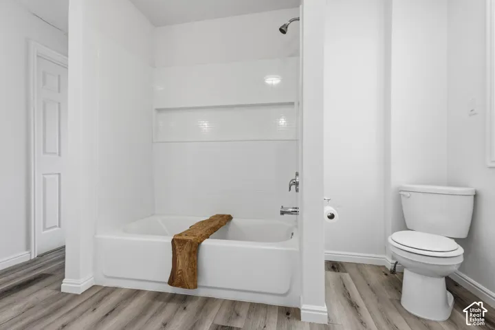 Tub and shower combination with a tiled niche and a polished chrome showerhead