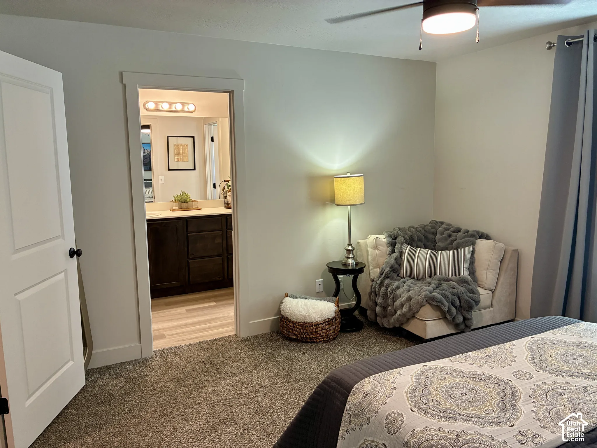 Master Bathroom attached, Grey chair included