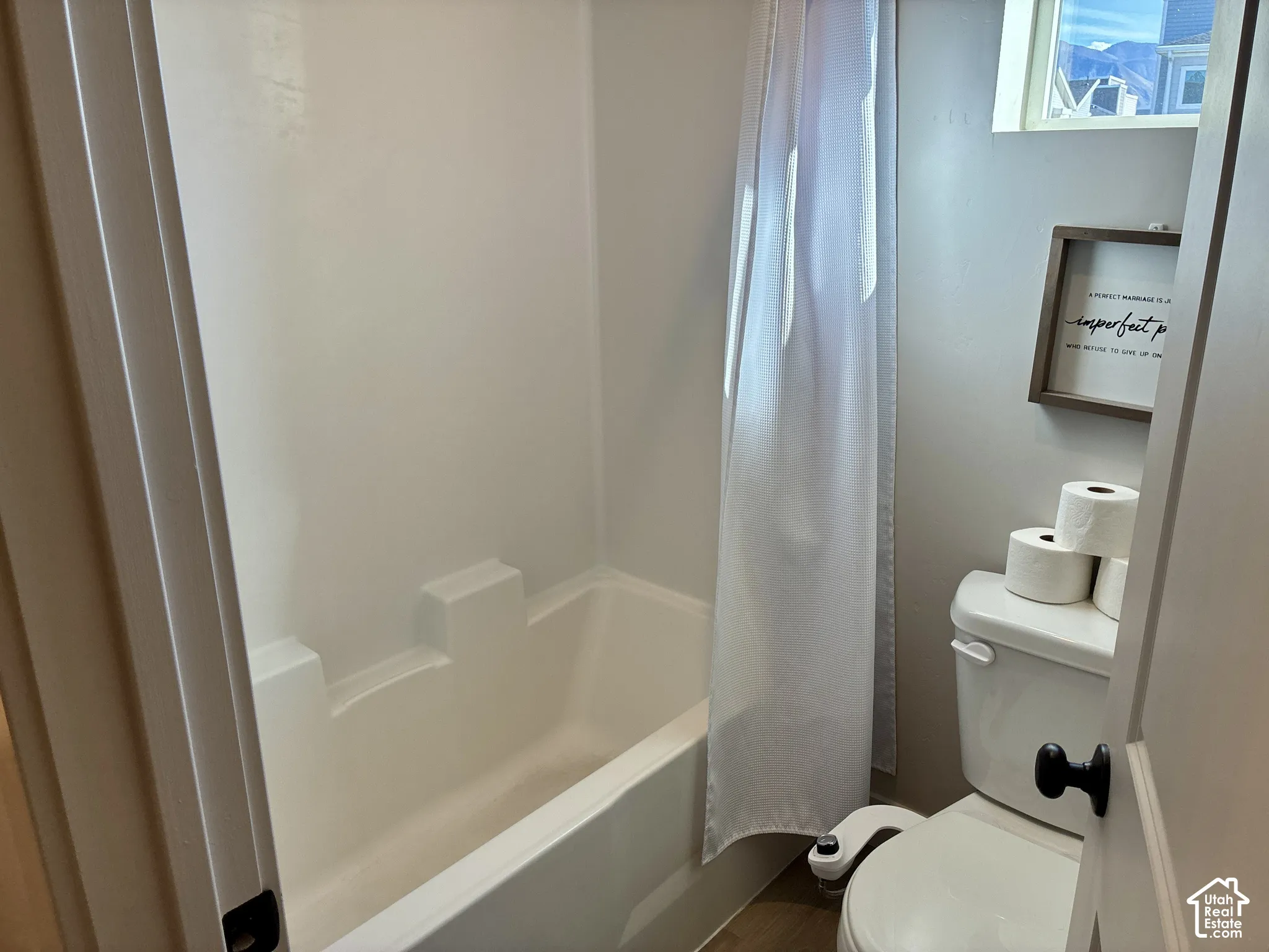 private White tub/shower combination with integrated shelving