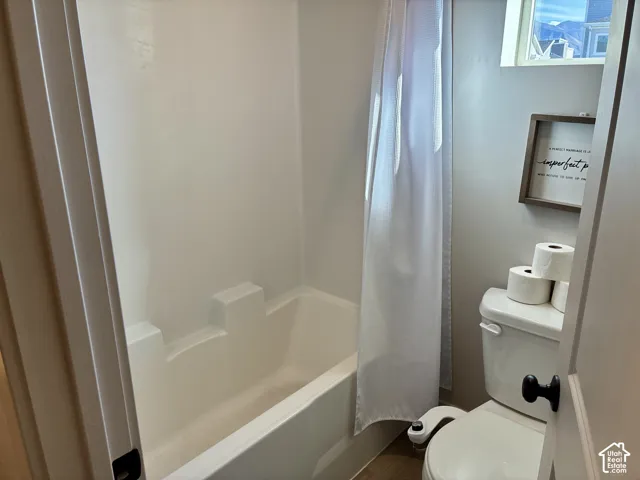 private White tub/shower combination with integrated shelving
