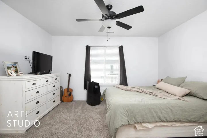 Recessed window with horizontal blinds
