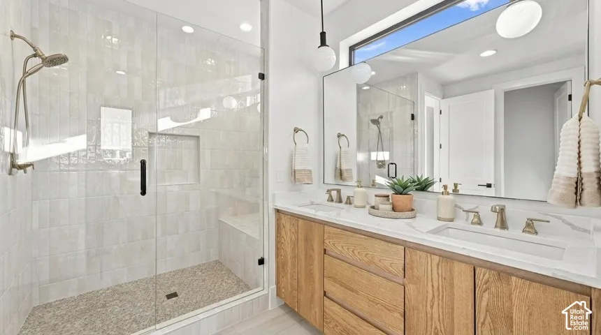 Glass-enclosed shower with integrated bench and niche