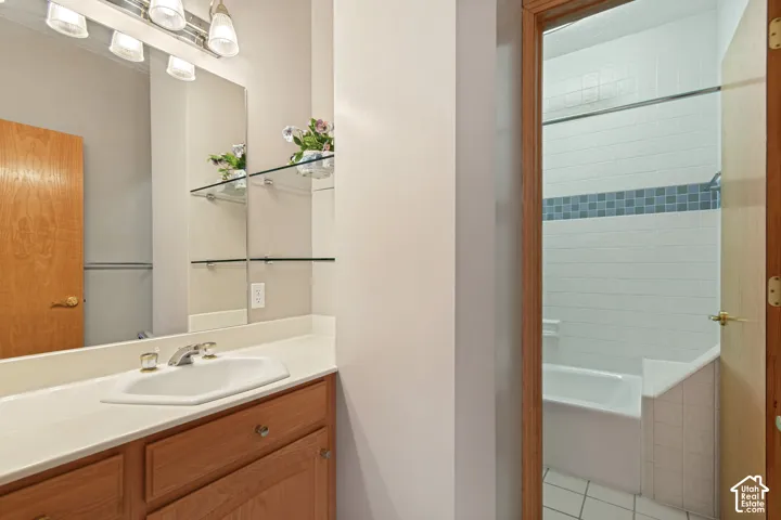 Secondary upstairs full bathroom