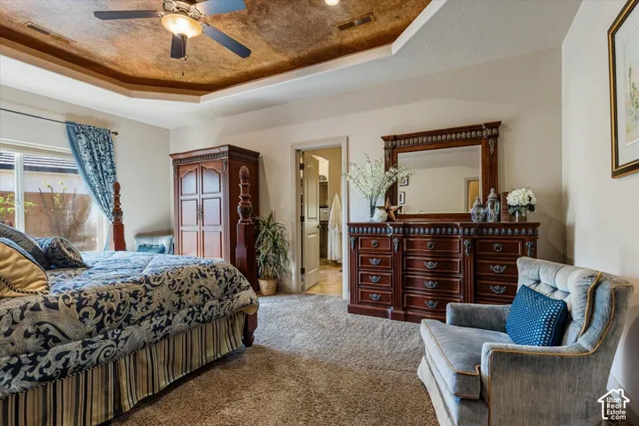 Tray ceiling with a textured finish and ceiling fan