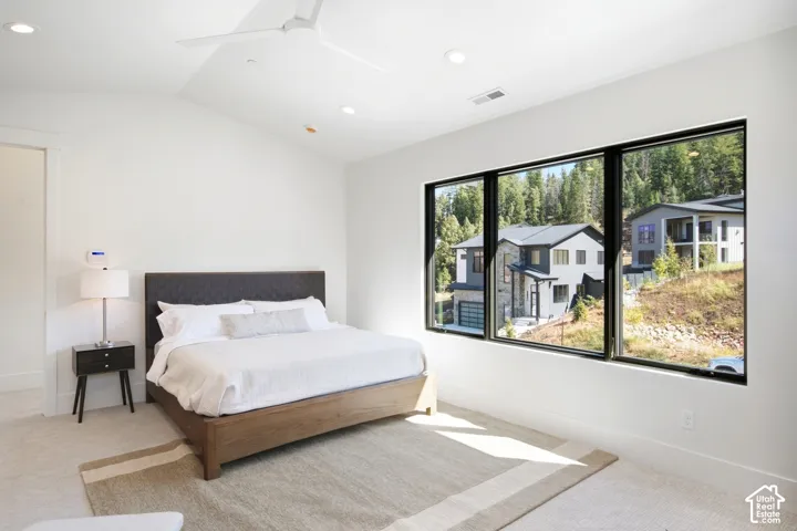 Vaulted ceiling with recessed lighting and ceiling fan