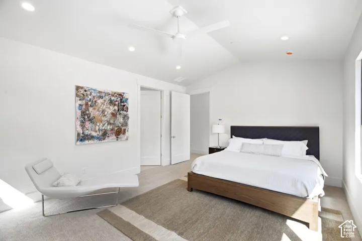 Vaulted ceiling with recessed lighting and ceiling fan