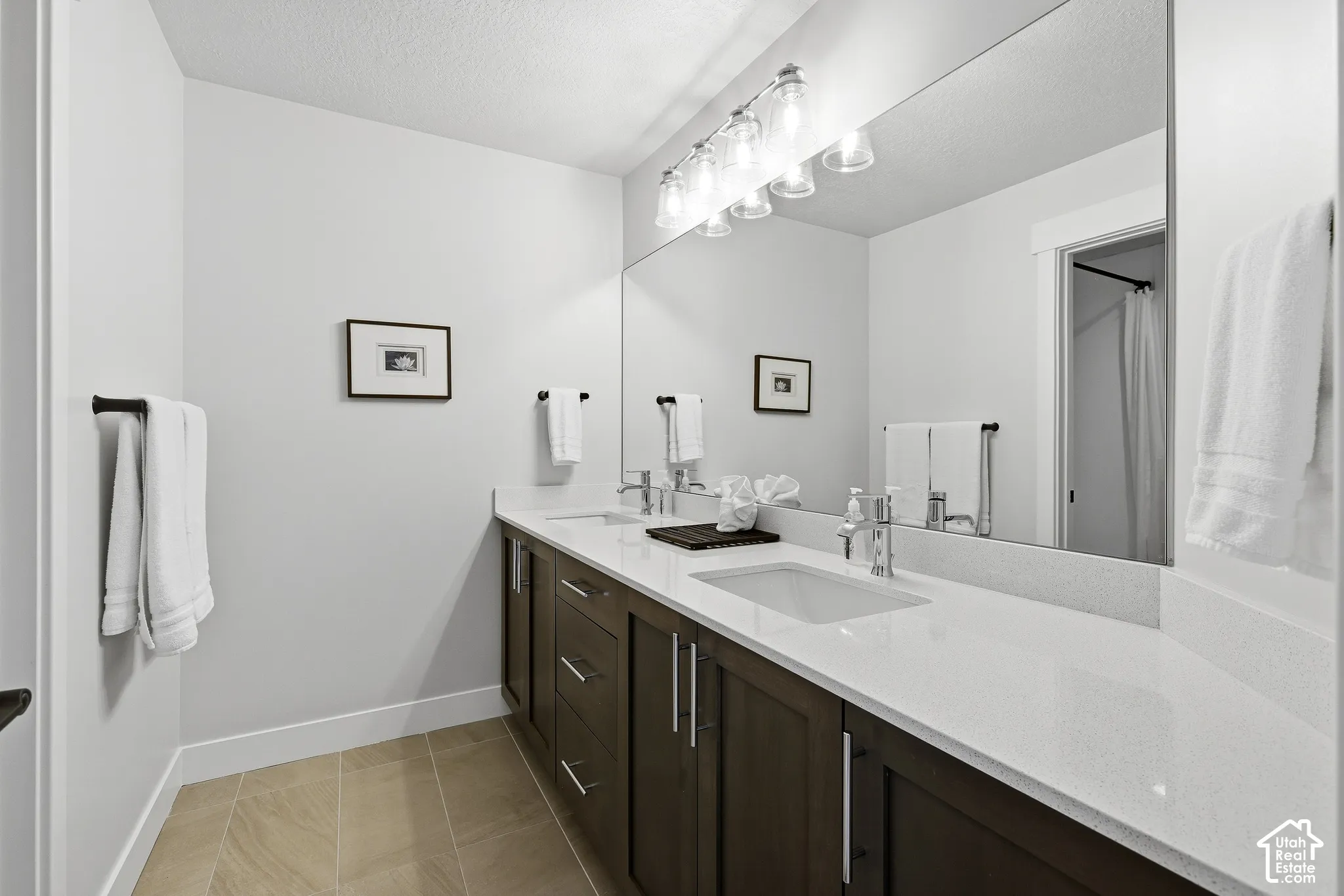 Upstairs hall bathroom with tub/shower combo