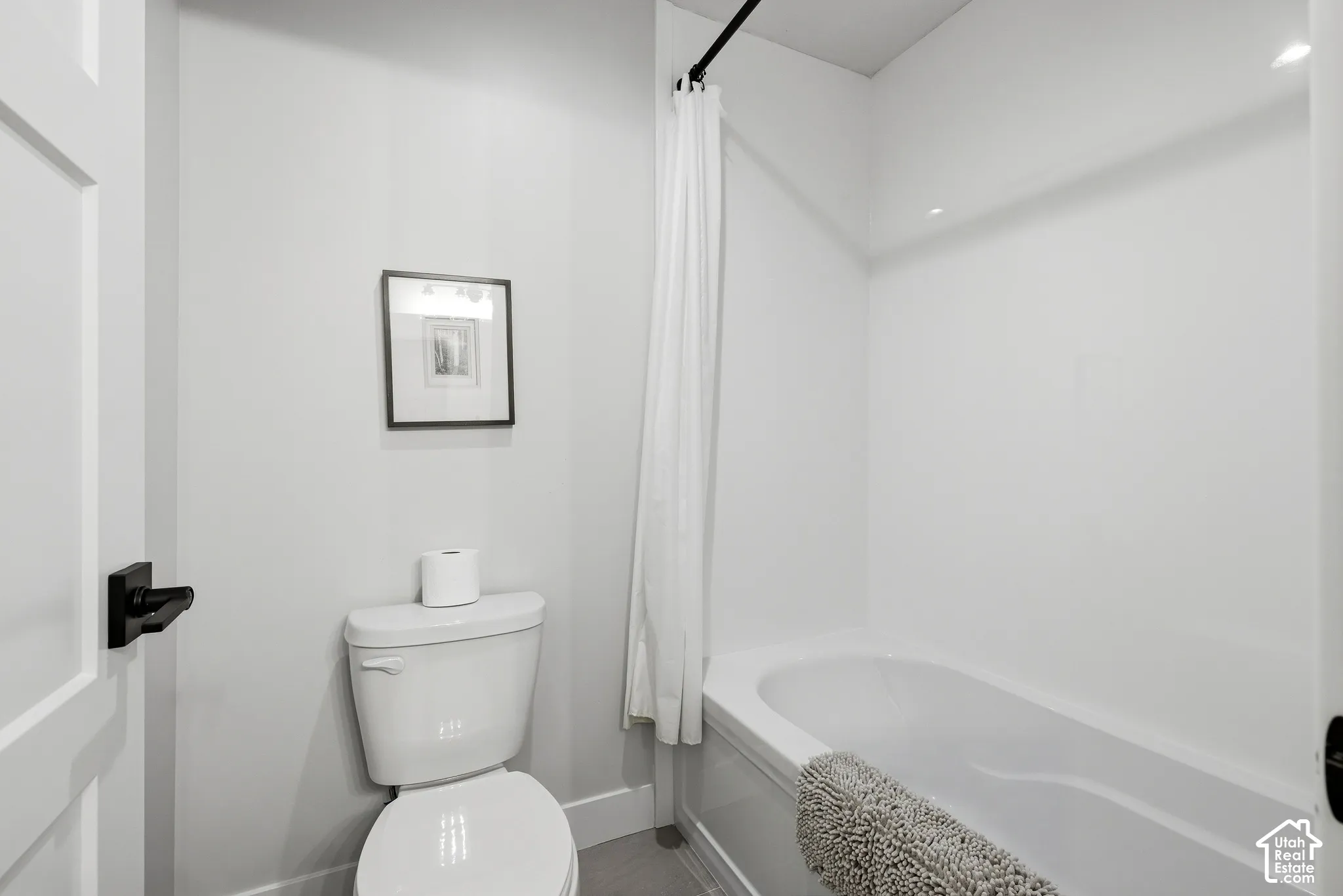 Upstairs hall bathroom with tub/shower combo