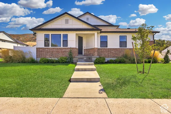Farmington townhome featuring 5 beds and 3 1/2 baths