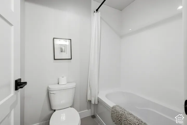 Upstairs hall bathroom with tub/shower combo
