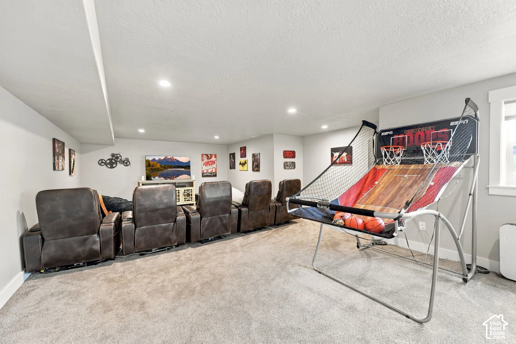 Carpeted flooring, recessed lighting, and a white ceiling