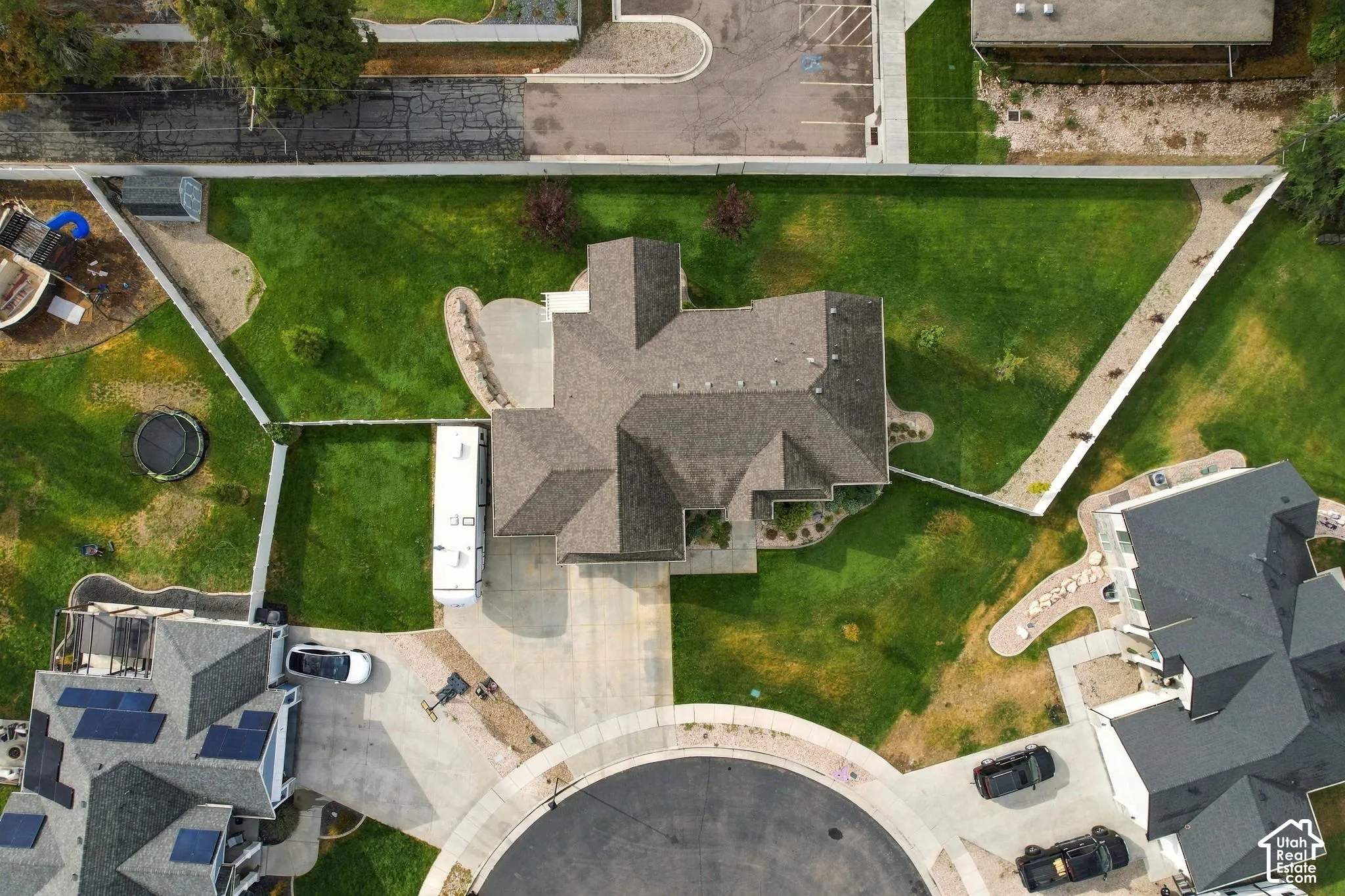 Spacious lot with a cul-de-sac location, expansive green lawn, and extended driveway