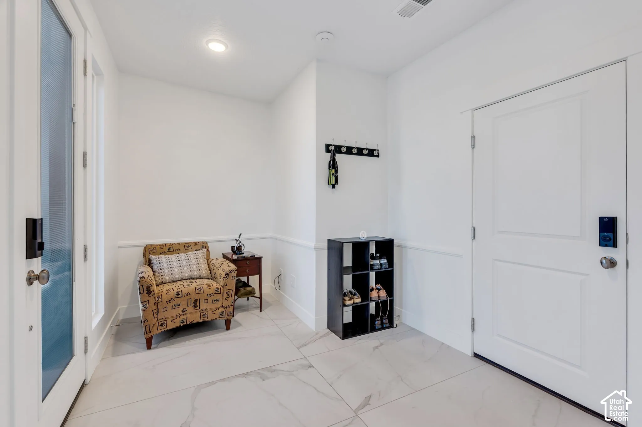 White walls with chair rail molding and recessed lighting
