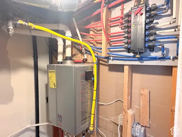 Tankless water heater with PEX plumbing manifold system (mana-Bloc)