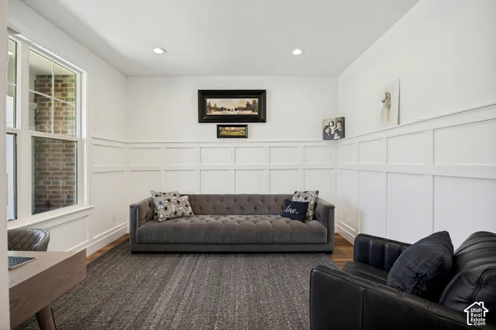 Entry room/ seating room and or office