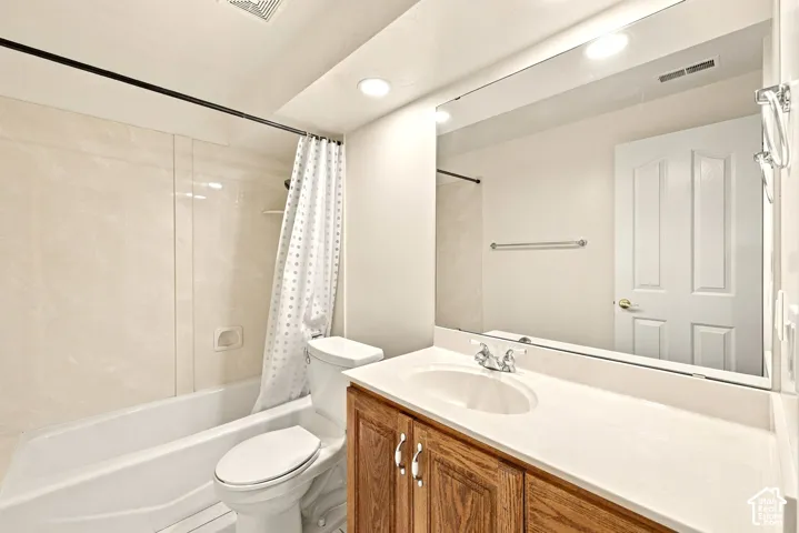 Tub and shower combination with light-toned wall surround