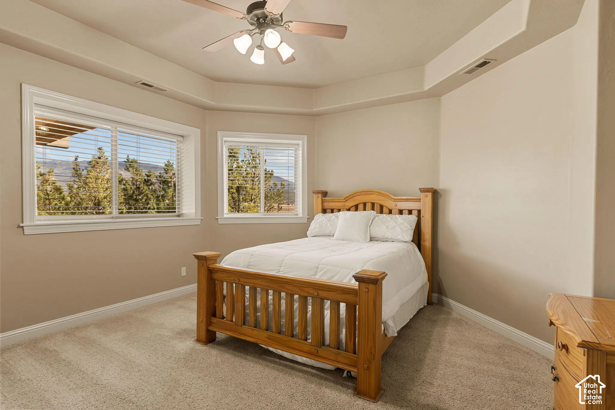 Recessed ceiling with an integrated ceiling fan and light fixture