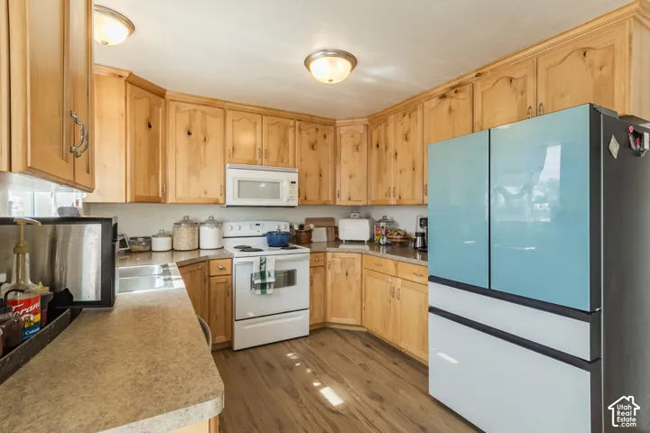 U-shaped kitchen featuring wood-finish cabinetry and countertops
