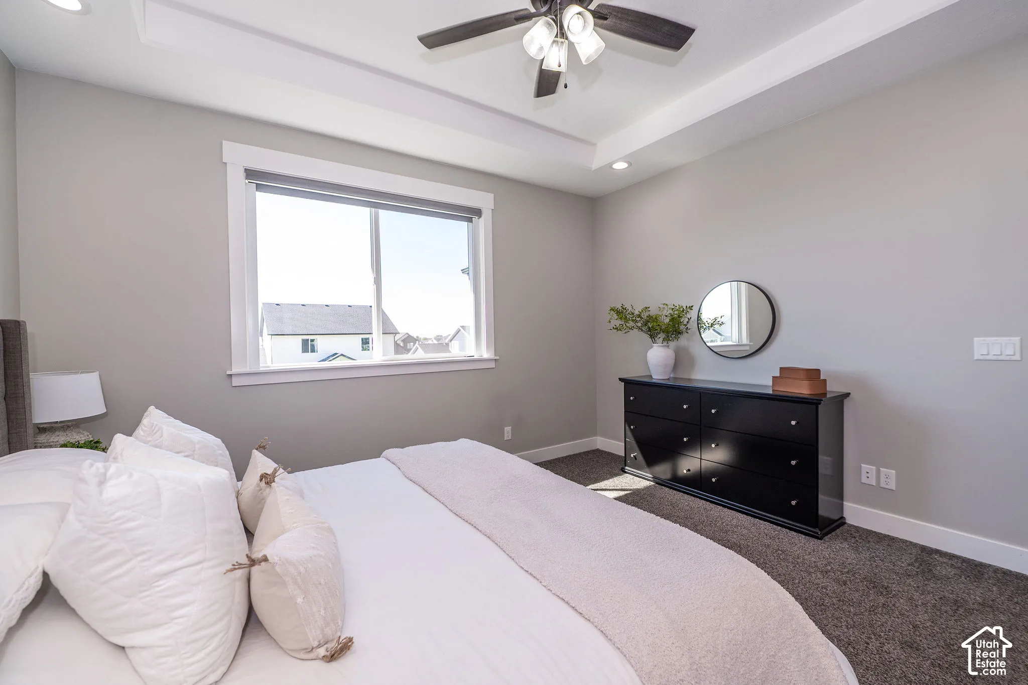 Tray ceiling with recessed lighting and a ceiling fan