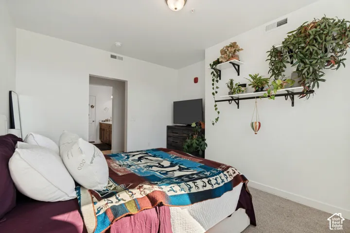Recessed ceiling light fixture, white walls, and light gray carpet