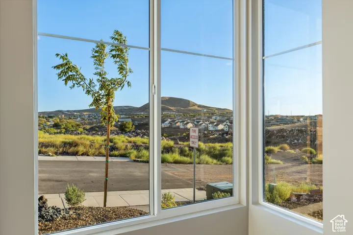 Expansive window ensemble providing abundant natural illumination and broad outdoor scenery
